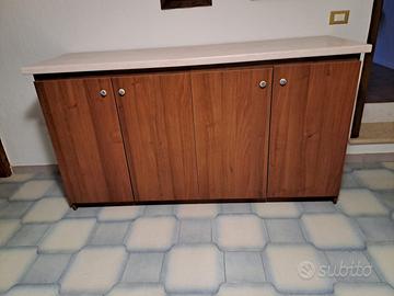 Credenza in legno 4 ante con piano chiaro