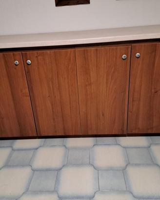 Credenza in legno 4 ante con piano chiaro