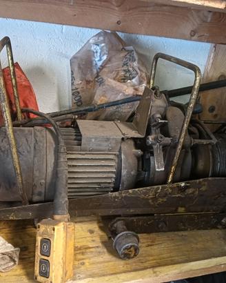 Argano a bandiera con carrello e binario sospeso 