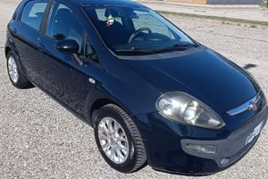 FIAT Punto blu adatta per neopatentati.