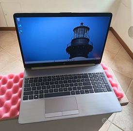 HP 250 15,6" FHD 4-core i3-11gen 16GB 570GB MVMe