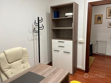 Stanza arredata in ufficio professionale