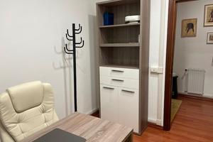 Stanza arredata in ufficio professionale