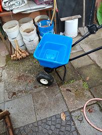 Carrello spargiconcime