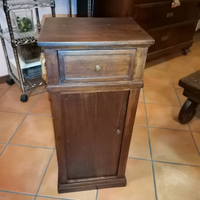 Antico comodino in legno restaurato