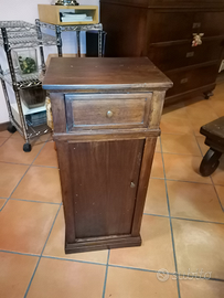 Antico comodino in legno restaurato