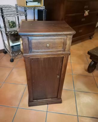 Antico comodino in legno restaurato