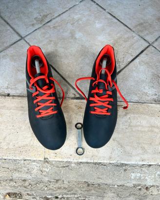 Scarpe da calcio con tacchetti di ferro