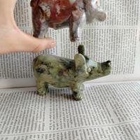 coppia di statuette di maiale in marmo