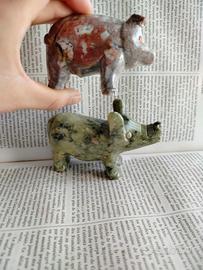 coppia di statuette di maiale in marmo