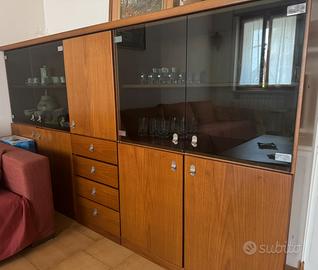 Sala con tavolo e sedie scorri le foto