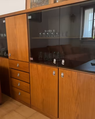 Sala con tavolo e sedie scorri le foto