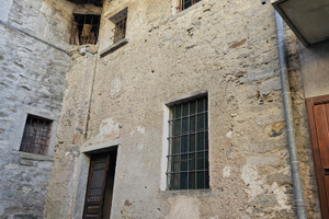 Rustico parzialmente ristrutturato