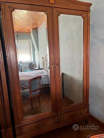 2 Armadi d’epoca  identici in legno di rovere