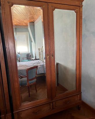 2 Armadi d’epoca  identici in legno di rovere