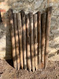 Pali di castagno scortecciati