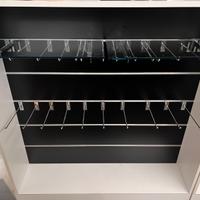 Arredamento negozio colore nero