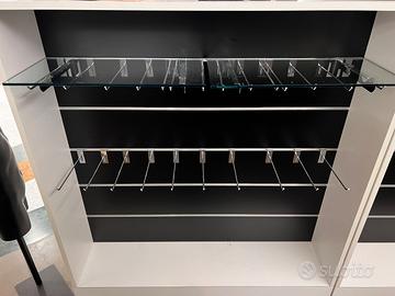 Arredamento negozio colore nero