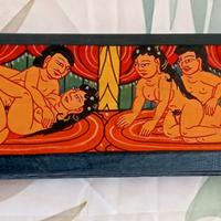 Scatola di legno con scene Kamasutra 