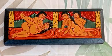 Scatola di legno con scene Kamasutra 