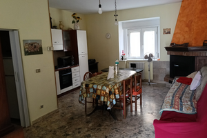 Casa indipendente con 7.000 mq di terreno, fienile