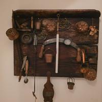 Espositore con utensili in rame