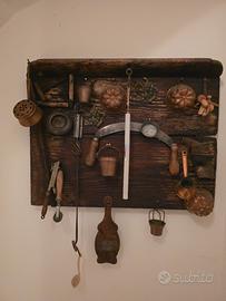 Espositore con utensili in rame