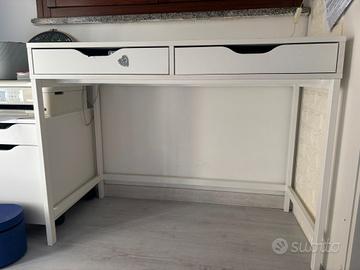 Scrivania e sedia ikea