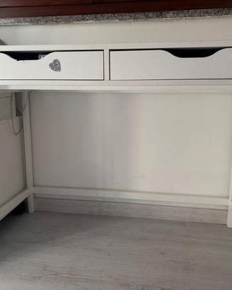 Scrivania e sedia ikea