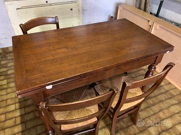 Tavolo in legno allungabile con 4 sedie