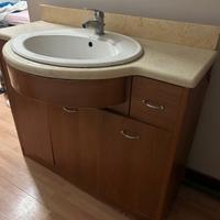 Mobile bagno completo di lavabo e specchiera