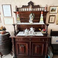 Credenza antica con alzata, tipo piattaia