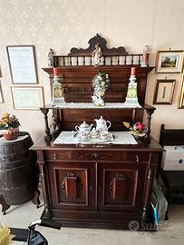 Credenza antica con alzata, tipo piattaia