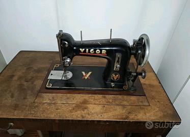 Macchina da cucire vintage VIGOR con mobiletto