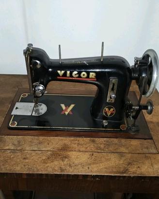 Macchina da cucire vintage VIGOR con mobiletto