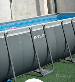 piscina con accessori