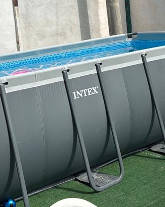 piscina con accessori
