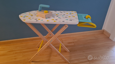 Asse da stiro per bambini con ferro e grucce