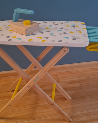 Asse da stiro per bambini con ferro e grucce