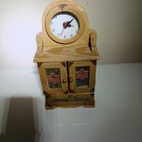 Orologio da tavolo con ante e cassetto