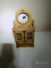 Orologio da tavolo con ante e cassetto
