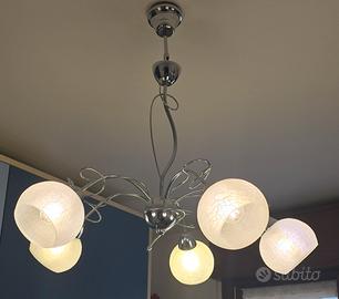 Lampadari moderni cromati con vetri bianchi
