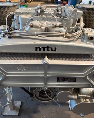 singolo MTU V8-680 HP come nuovo