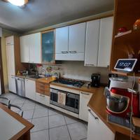 Cucina angolare e tavolo con sedie