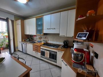 Cucina angolare e tavolo con sedie