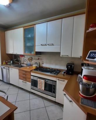 Cucina angolare e tavolo con sedie