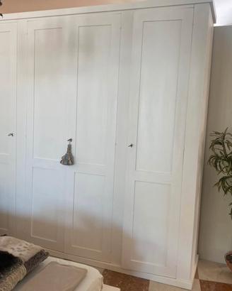 Armadio bianco in legno massello