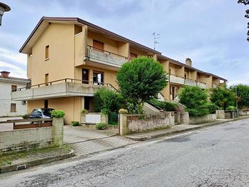 SPAZIOSA VILLASCHIERA TRICAMERE E BISERVIZI CON...