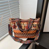 Borsa con Tracolla a Secchiello Chic con Frange