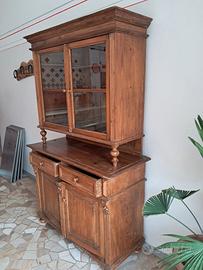 Vetrina e tavolo con 4 sedi primi 900 arte povera.